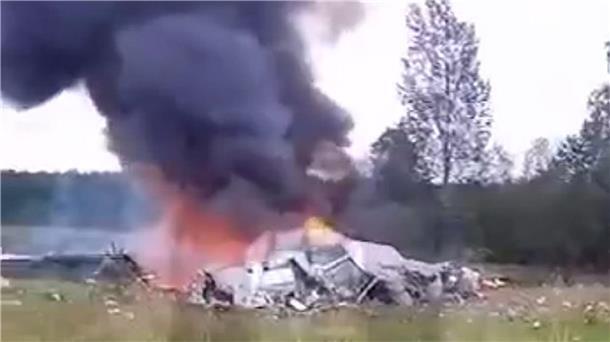 Putin bestätigt indirekt Prigoschins Tod Dieses Bild aus einem Video, das von Ostorozhno Novosti veröffentlicht wurde, soll die Absturzstelle eines Privatjets in der Nähe des Dorfes Kuschenkino in Region Twer zeigen.