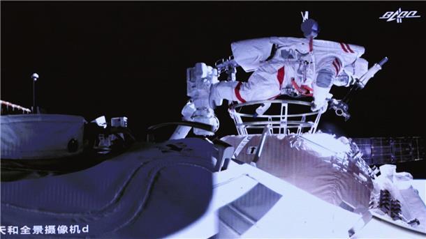 ISS vs. Tiangong: So unterscheiden sich die Raumstationen Dieses Bild der Pekinger Raumfahrtkontrollzentrum zeigt, wie der chinesische Astronaut Liu Boming aus dem Kernmodul der Raumstation „Tiangong“ aussteigt.