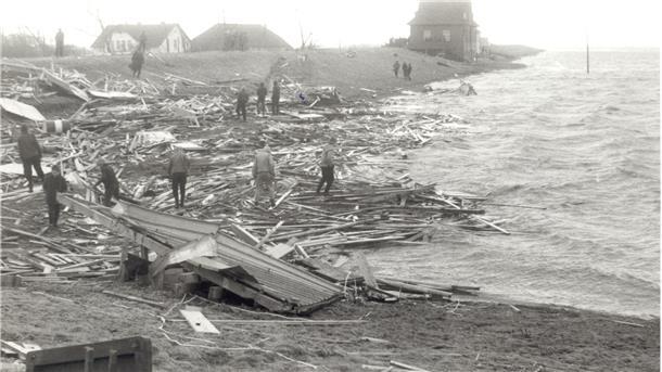 Schwarz-weiß-Foto von den verheerenden Schäden nach der Sturmflut 1962 an der Butjadinger Küste.