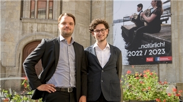 Orchestergeschäftsführer Mario Spanninger (l.) und Orchesterpädagoge Victor Seraphin Feuchte