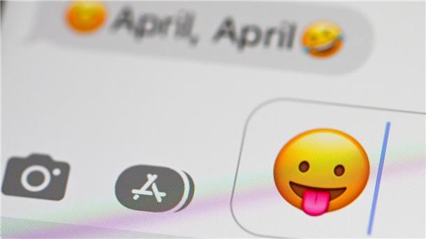 Lächeln auf dem Handy fühlen Dieses Emoji streckt die Zunge raus.