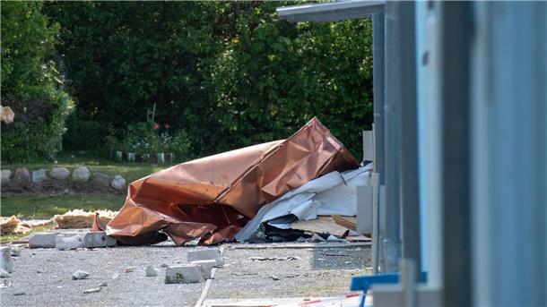 Ursache für Explosion auf Rügen weiter unklar Dieses Ferienhaus ist bei der Explosion nicht unbeschadet davongekommen.