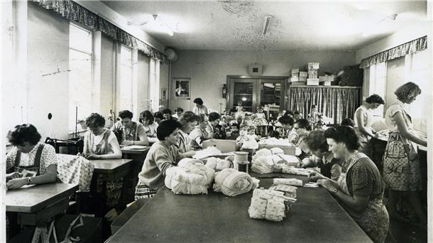 Dieses Foto aus dem Jahr 1960 zeigt die Produktion bei Heimindustrie Wesermarsch.