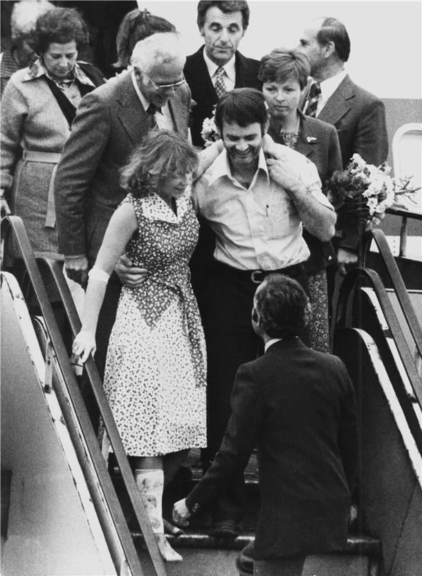 Co-Pilot Jürgen Vietor und die am Bein verletzte Stewardess Gabi Dillmann am 18. Oktober 1977 in Frankfurt bei der Rückkehr der befreiten Geiseln.