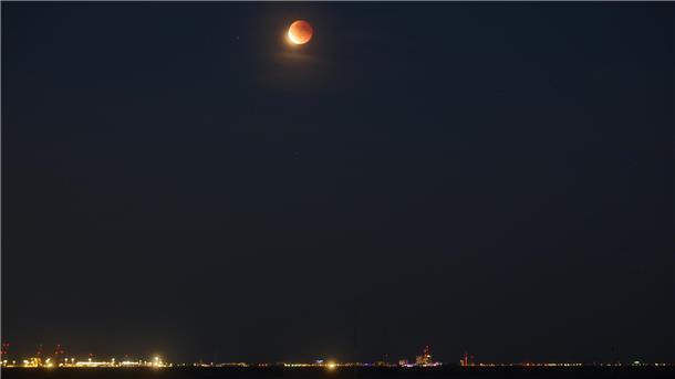 Dieses Foto von der totalen Mondfinsternis schoss Sternwarten-Leiter Julian Witschen an der Nordsee.