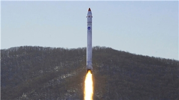 Dieses Foto zeigt angeblich den Test einer Rakete mit einem Testsatelliten auf dem Sohae-Satellitenstartplatz in Nordkorea. Das Bild wurde von der staatlichen Nachrichtenagentur KCNA zur Verfügung gestellt, sein Inhalt kann nicht unabhängig verifiziert werden.
