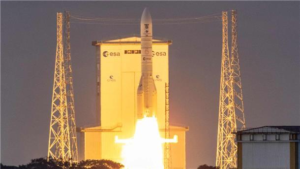 Dieses Foto zeigt die Ariane-6-Rakete der Europäischen Weltraumorganisation (ESA) mit dem Erdbeobachtungssatelliten Sentinel-1D an Bord, die vom Raumfahrtzentrum von Guayana in Kourou im französischen Überseedepartement Guayana abhebt.