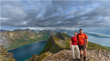 Dieses Foto zeigt Sandra Butscheike und Steffen Mender bei einer Wanderung auf der norwegischen Insel Senja. 