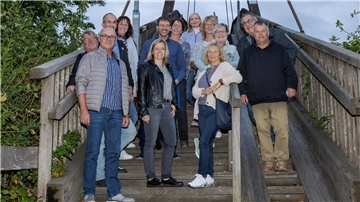 Gruppenfoto auf Brücke