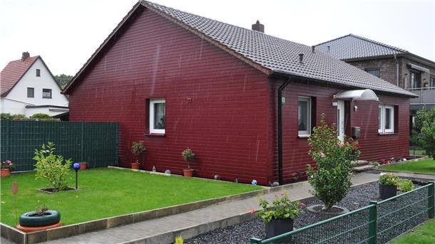 Dieses Haus in der Magdalenenstraße in Nordenham ist energetisch so gut saniert worden, dass der Eigentümer dafür mit einer Grünen Hausnummer ausgezeichnet worden ist.