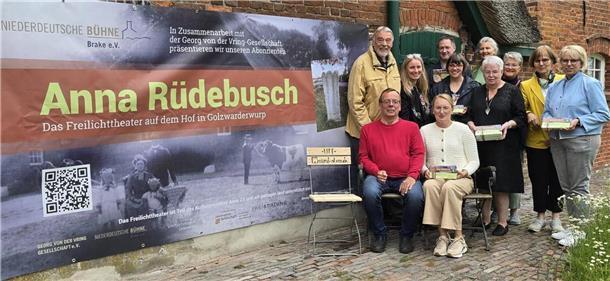 Bild von Mitwirkenden beim Theaterstück "Anna Rüdebusch"