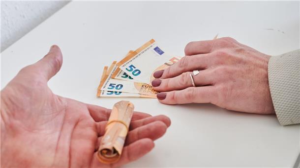 Dieses Jahr ist der Equal Pay Day am 7. März. Der Tag gibt an, bis wann Frauen rechnerisch im Durchschnitt ohne Bezahlung arbeiten müssten, wenn sie bis zum Jahresende gleich verdienen würden.