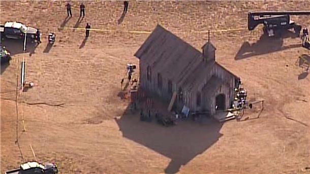 Dieses Luftbild, das von KOAT 7 News zur Verfügung gestellt wurde, zeigt Beamte des Sheriffs von Santa Fe County, die zum Schauplatz der tödlichen Schießerei kommen.