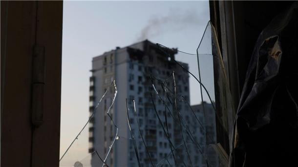 Dieses mehrstöckige Wohnhaus in Kiew wurde bei einem russischen Luftangriff auf die ukrainische Hauptstadt beschädigt.