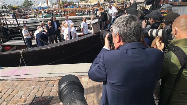 Fotografen nehmen den Bundespräsidenten mit ihrer Kamera auf.