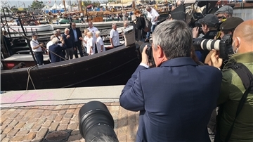Fotografen nehmen den Bundespräsidenten mit ihrer Kamera auf.