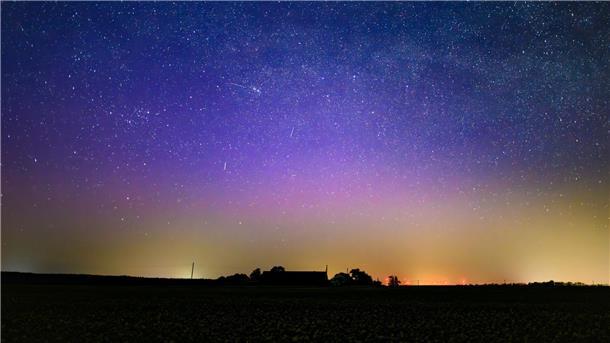Dieses Nordlicht (Aurora borealis) wurden durch eine Wolke elektrisch geladener Teilchen eines Sonnensturms in der Erdatmosphäre erzeugt.
