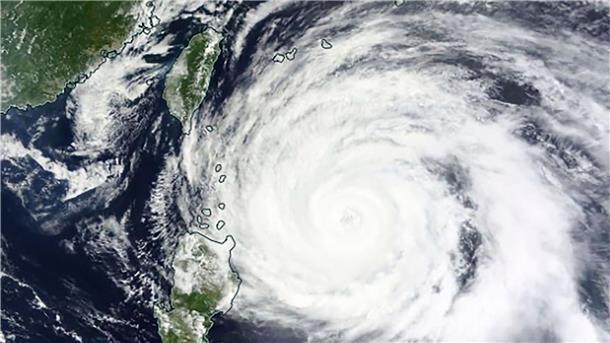 Starker Taifun trifft auf Süden Japans Dieses Satellitenbild zeigt den Taifun „Mawar“, der sich derzeit in der Nähe der Philippinen befindet.