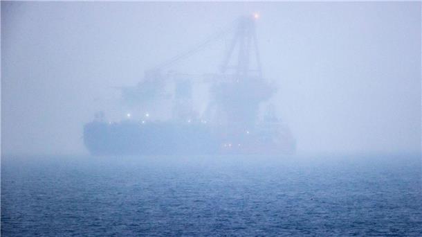 Dieses Schiff wird bei einer möglichen Reparatur der Pipeline Nord Stream 2 vermutlich nicht helfen. Das russische Rohr-Verlegeschiff „Fortuna“ ankert im Januar 2021 vor Rostock.
