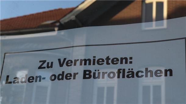 Dieses Schild ist mittlerweile Geschichte. Die Leerstände in der Langen Straße in Zeven werden weniger.