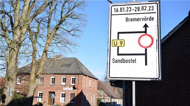 Dieses Schild mitten in Selsingen könnte für Missverständnisse sorgen angesichts des Enddatums für die Umleitungsstrecke.