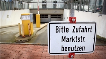 Das Foto zeigt die gesperrte Zufahrt der Nordenhamer Tiefgarage an der Poststraße.