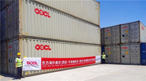 Dieses sind die ersten Container, die auf dem kombinierten Schienen- und Seeweg Richtung USA transportiert werden. 