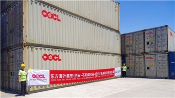 Dieses sind die ersten Container, die auf dem kombinierten Schienen- und Seeweg Richtung USA transportiert werden. 