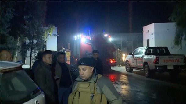 Rache mit Raketen: Irans Schattenkonflikt mit Israel Dieses Standbild aus einem von Rudaw TV zur Verfügung gestellten Video zeigt Behörden und andere Personen in der Nähe der Stelle, an der Raketen in der Nähe des US-Konsulats eingeschlagen sind.