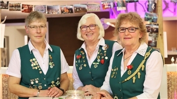Dieses Trio ist von Anfagn an dabei: (von links) Luise Hak, Doris Neumann, Helga Brüning. Neun Frauen gründeten vor 50 Jahren die Damenriege im Schützenverein Gyhum.