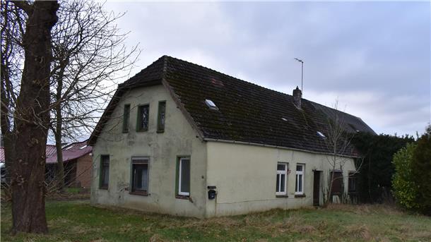 Das Foto zeigt ein verfallenes Haus in Seefeld (Gemeinde Stadland).