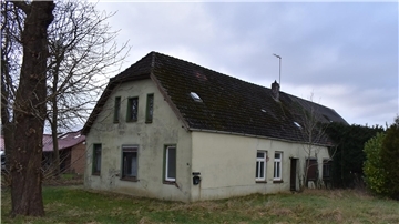 Das Foto zeigt ein verfallenes Haus in Seefeld (Gemeinde Stadland).