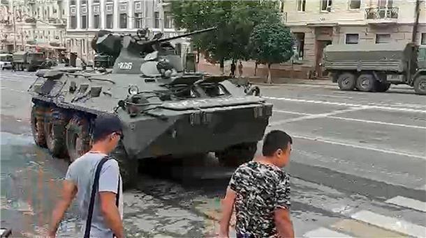 Dieses Videostandbild zeig einen russischer Panzer in einer Straße in Rostow am Don.
