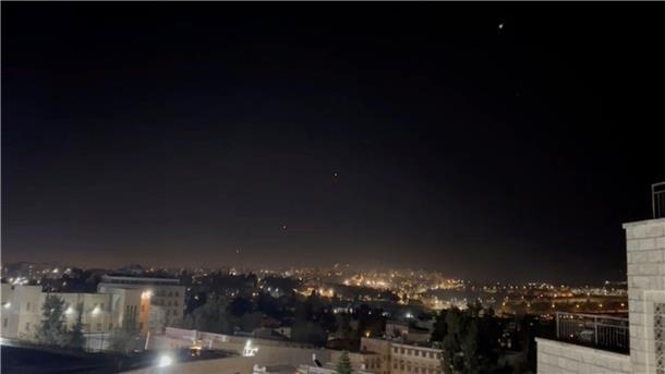 Dieses Videostandbild zeigt, wie Abfangraketen über Jerusalem in den Himmel geschossen werden.