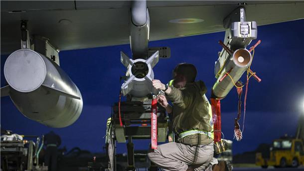USA setzen im Nahen Osten auf Vergeltung und Abschreckung Dieses vom britischen Verteidigungsministerium zur Verfügung gestellte Foto zeigt einen Typhoon FRG4s, der für weitere Angriffe auf Ziele der Huthi vorbereitet wird.