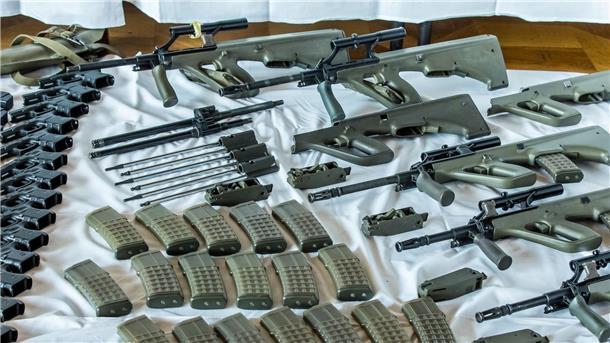 Österreich: Waffenlager bei rechten Rockern sichergestellt Dieses vom Bundesministerium für Inneres in Österreich zur Verfügung gestellte Foto zeigt von den Sicherheitsbehörden sichergestellte Waffen und Munition.