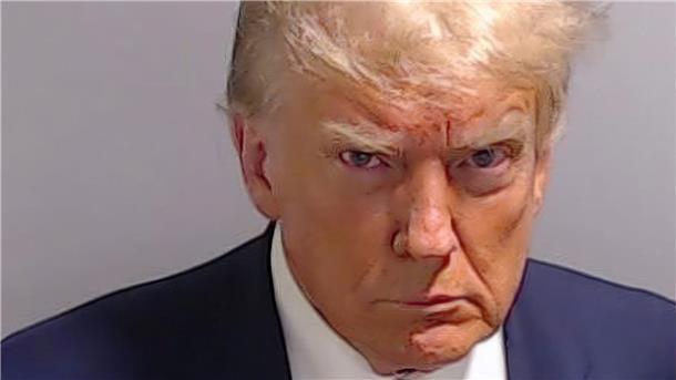 Trump nutzt Polizeifoto für Wahlkampf Dieses vom Fulton County Sheriff’s Office zur Verfügung gestellte Foto zeigt Donald Trump nachdem er sich im Fulton County Jail in Atlanta gestellt hat.