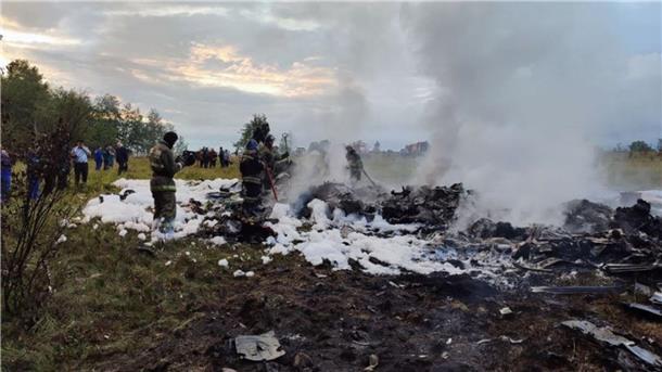 Putin bestätigt indirekt Prigoschins Tod Dieses vom russischen Ermittlungskomitee veröffentlichte und von der chinesischen staatlichen Nachrichtenagentur Xinhua bereitgestellte Foto soll die Absturzstelle in der Region Twer zeigen.