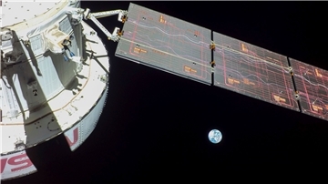 Dieses von der NASA zur Verfügung gestellte Bild zeigt einen Blick zurück auf die Erde am 9. Flugtag der „Orion“-Raumkapsel.