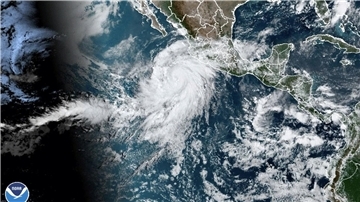 Dieses von der National Oceanic and Atmospheric Administration (NOAA) zur Verfügung gestellte Satellitenbild zeigt den Hurrikan „Hilary“ vor der Pazifikküste Mexikos.