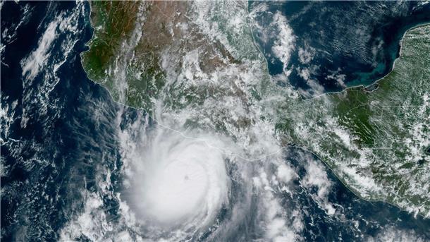 Mindestens 27 Tote in Mexiko durch Hurrikan „Otis“ Dieses von der NOAA zur Verfügung gestellte Satellitenbild zeigt den Hurrikan „Otis“, der sich der mexikanischen Pazifikküste nahe Acapulco nähert.