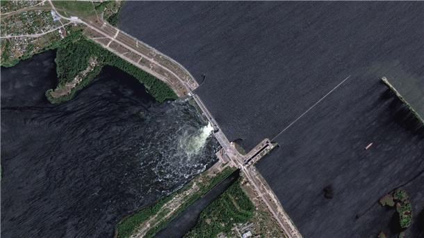 Dieses von Maxar Technologies über AP zur Verfügung gestellte Satellitenbild zeigt den zerstörten Kachowka-Staudamm.
