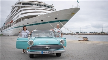 Carsten und Bärbel Haake vor ihrem Opel Kapitän aus dem Jahre 1962.