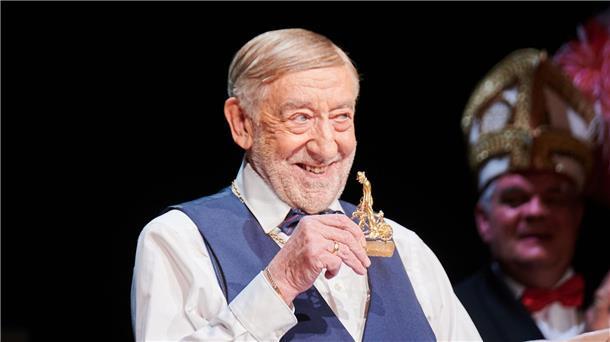 Dieter Hallervorden erhält den Preis der Narrhalla München rückwirkend als Würdigung für sein facettenreiches künstlerisches Schaffen.