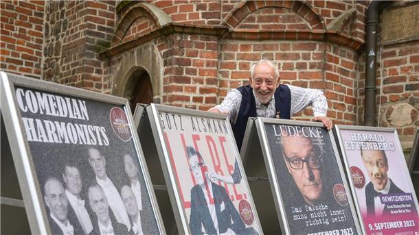 Dieter Hallervorden zeigt eine Reihe von Plakaten mit Höhenpunkten der kommenden Spielsaison.