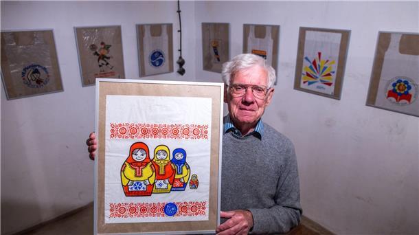 Dieter Luchs, Sammler von DDR-Einkaufstüten, zeigt eine Plastiktüte mit dem Matrjoschka-Motiv.