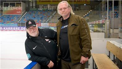 Eishockey in Bremerhaven: Eulen entfachten vor 50 Jahren das Fieber Dieter Müller (li.) und Rob van Keeken in der heutigen Eisarena. Das Duo stand in den Anfangsjahren des RSC Bremerhaven auf dem Eis der Stadthalle und entfachte das Eishockey-Fieber in der Stadt mit.