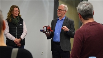 Dieter Sichau (Mitte) führte die Mitglieder des Wirtschaftsausschusses am Donnerstagabend durchs Innovationszentrum. Dort gab es für die Gäste einiges zu entdecken.