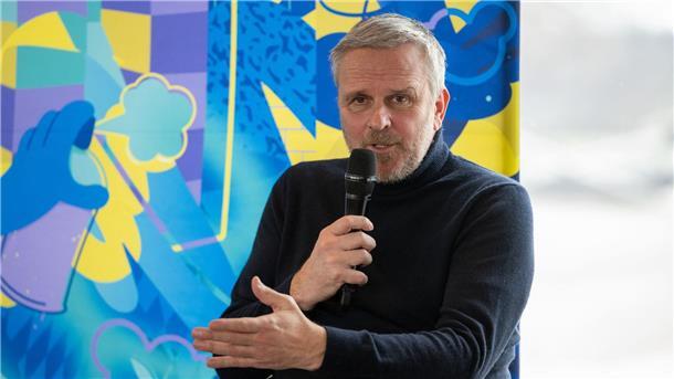 Schiedsrichter-Boss kann sich im Pokal VAR light vorstellen Dietmar Hamann fordert ein einheitliches Vorgehen im DFB-Pokal - entweder den gesamten Wettbewerb mit VAR oder gar nicht.