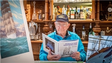 Dietrich Malchow aus Bremerhaven möchte die „Schulschiff Deutschland“ von Bremen-Vegesack nach Bremerhaven holen.